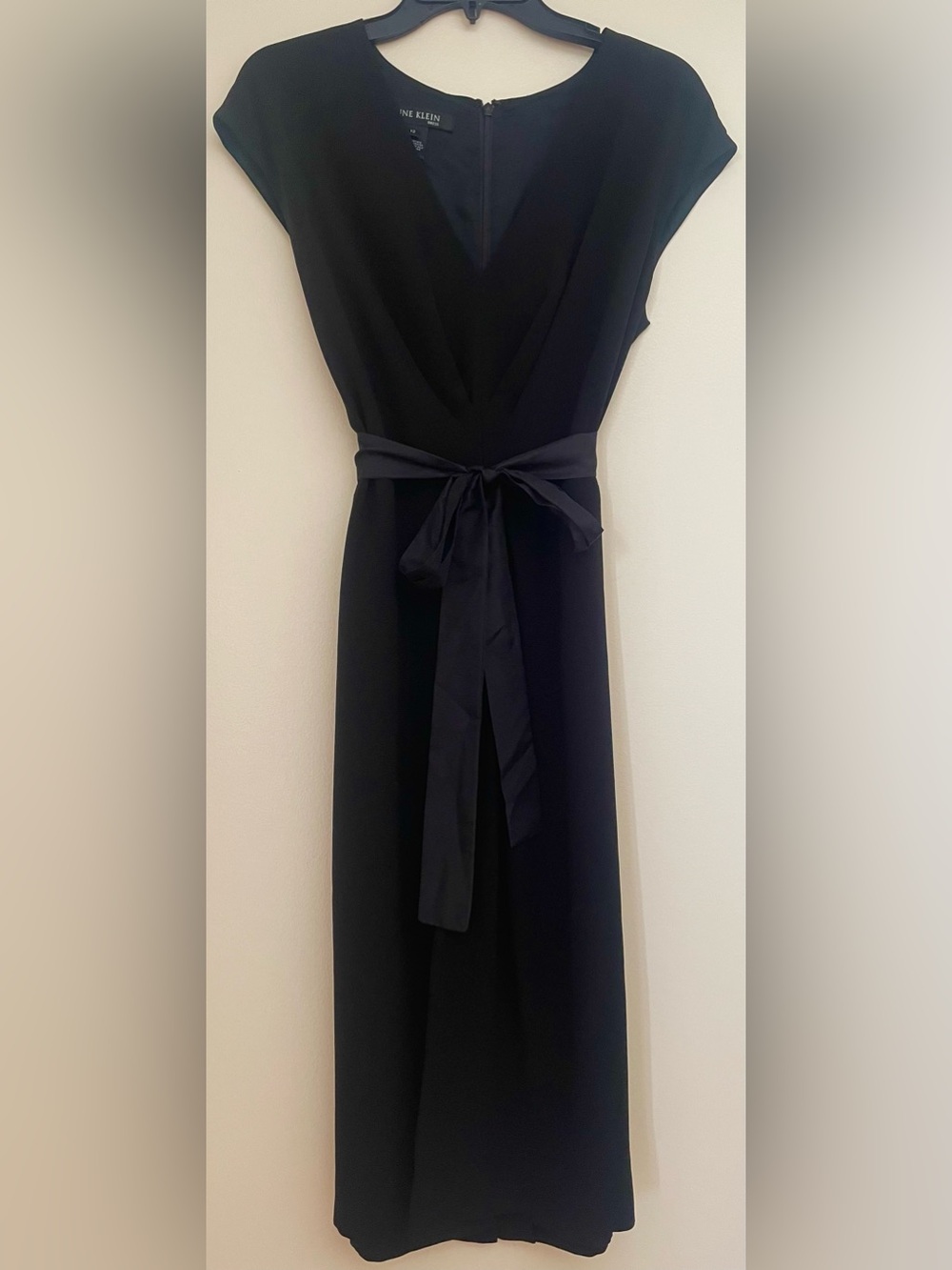 ANNE KLEIN
Ivory
Black
V-Neck
Sleeveless
Midi Dress with
Satin Waist Tie
12 - Picture 2 of 8